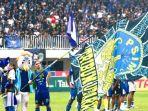 Striker-PSIM-Yogyakarta-Rafinha-saat-mengibarkan-bendera.jpg