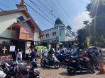 Suasana-Ibadah-Paskah-di-Gereja-Kristen-Jawa-Joyodiningratan-yang-berdekatan-dengan-Masjid-Al-Hikmah.jpg