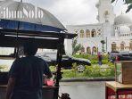 Suasana-PKL-di-sekitar-Masjid-Raya-Sheikh-Zayed-Kelurahan-Gilingan-Kecama.jpg