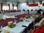 Suasana-audiensi-polemik-Pilkades-Desa-Kedungpit-di-DPRD-Sragen.jpg