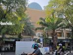 Suasana-di-depan-Masjid-Riyadh-Kecamatan-Pasar-Kliwon-Solo-jelang-Haul-Habib-Ali.jpg
