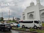solo/Suasana-kendaraan-dari-pengunjung-ci-Masjid-Raya-Sheikh-Zayed-Kelurahan-G.jpg