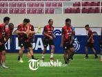 Suasana-official-training-Persis-Solo-di-Stadion-Manahan-Rabu-149-Para-pemain-tengah-pemanasan.jpg