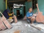 Suasana-proses-pengamplasan-finishing-pembuatan-gitar-di-Desa-Ngrombo.jpg