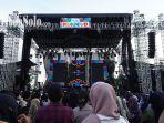 Suasana-ratusan-penonton-menyaksikan-festival-musik-Projek-D-d.jpg