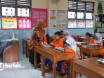 Suasana-siswa-siswi-kelas-1-A-SDN-Sondakan-Solo-saat-menyantap-Makan-Bergizi-Gratis-MBG.jpg