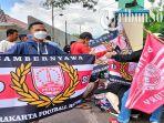 Suporter-mendatangi-PKL-yang-berjualan-aneka-atribut-saat-perayaan-Persis-Solo-Jua.jpg