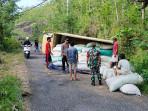TRUK-TERGULING-Evakuasi-truk-terguling-di-Jalur-Tunggangan-Wonogiri-Senin-13102025.jpg