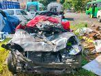 Tampak-depan-mobil-Hyundai-Avega-yang-ringsek-pasca-menabrak-truk-tronton-di-Jalan-Tol-Solo-Ngawi.jpg