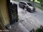 Tangkap-layar-CCTV-saat-Honda-Mobilio-diduga-dibawa-kabur-orang-tak-dikenal.jpg