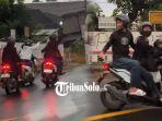 Tangkap-layar-aksi-gerombolan-remaja-membawa-senjata-tajam-dan-gir-di-jalan-Klaten-Jogja.jpg