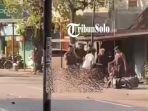 Tangkapan-layar-aksi-pengeroyokan-salah-seorang-warga-di-kawasan-terminal-lama-Sragen.jpg