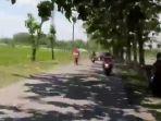 Tangkapan-layar-seorang-pria-di-pinggir-jalan-Sultan-Agung-Kelurahan-Ngl.jpg