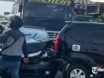 Terlihat-kondisi-kendaraan-yang-terlibat-kecelakaan-tersebut-mengalami-kerusakan.jpg