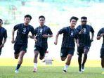 Tim-Arema-FC-melakukan-latihan-sprint-saat-latihan-rutin-di-di-Stadion-Gajayana.jpg