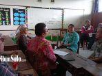 Tim-Dinkes-Wonogiri-turun-ke-SD-Negeri-2-Jatiroto-dalam-mendalami-dugaan-keracunan-siswa.jpg