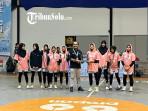 Tim-basket-putri-SMP-ABBS-Surakarta-menerima-piala-juara-1.jpg