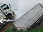 Truk-boks-terperosok-ke-jurang-di-tikungan-tajam.jpg