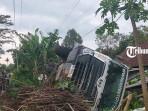 Truk-molen-muatan-cor-beton-terguling-di-Jalan-Dali-Tamansari-Musuk-Boyolali.jpg