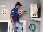 Tukang-servis-AC-melakukan-pembersihan-AC-di-rumah-warga-Kecamatan-Grogol-Sukoharjo.jpg