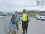 Viral-video-di-media-sosial-kakek-nenek-jalan-kaki-menyusuri-jalan-tol-Cisumdawu.jpg