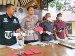 Wakapolres-Sragen-menunjukkan-alat-bukti-kasus-pelajar-konvoi-sembari-ayunkan-senjata-tajam.jpg