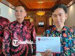 Wali-Kota-Solo-Gibran-Rakabuming-Raka-menunjukkan-surat-undangan-dari-DPD-PDIP-Jateng.jpg