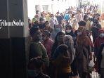 Warga-memenuhi-Stasiun-Solo-Balapan.jpg