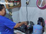 Warga-tengah-menggunakan-kompor-listrik-bantuan-pemerintah-di-Kelur.jpg