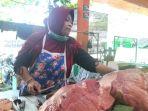 Warsiti-pedagang-daging-sapi-di-Pasar-Bunder-Sragen-saat-ditemui-Rabu-1852022.jpg