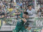 Wildan-Ramdhani-saat-berebut-bola-di-laga-Persebaya-vs-Bali-United.jpg