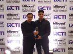 al-ghazali-dan-dul-jaelani-membawa-pulang-piala-billboard-indonesia-music-awards.jpg