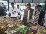 anies-beli-jajanan-tradisional_20170419_083847.jpg