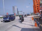 arus-kendaraan-di-depan-pintu-masuk-tol-klodran_20180611_203720.jpg