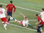 bek-polandia-kamil-glik-tengah-berebut-bola-dengan-penyerang-spanyol-alvaro-morata-kedua-kiri.jpg