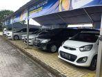 display-mobil-bekas-di-bursa-mobil-bekas-carsentro-solo-baru-kecamaa.jpg