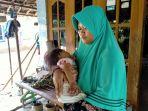 etik-susilowati-29-sedang-menggendong-anaknya-samara.jpg