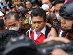 ferdy-sambo-bawa-buku-hitam.jpg