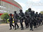 gkap-serba-hitam-dan-bawa-senjata-gas-air-Piala-Presiden-2022-di-Stadion-Manahan-Solo.jpg