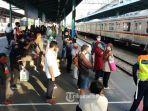 ilustrasi-beginilah-suasana-keramaian-calon-penumpang-kereta-api-di-st.jpg