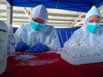 ilustrasi-petugas-yang-melayani-warga-saat-rapid-test-antigen-di.jpg