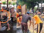 kolose-penjarahan-dan-petugas-tengah-membersihkan-ribuan-telur-tump.jpg