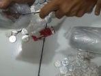 korban-penipuan-saat-membongkar-plastik-berisi-uang-campur-tanah.jpg
