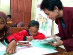 mahasiswa-isi-surakarta-membimbing-murid-membuat-komik-strip_20170514_190109.jpg