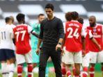 mikel-arteta-berjalan-usai-kekalahan-the-gunners-pada-l.jpg