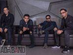 naga-kedua-dari-kiri-bersama-ada-band.jpg
