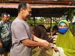 nenek-sumiyati-saat-membayar-sapi-dan-kambing.jpg