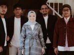 nissa-vokalis-band-sabyan-gambus-berpose-bersama-para-personal-sabyan-gambus.jpg