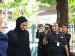 paula-verhoeven-pakai-baju-hitam.jpg