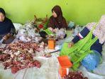 pembagian-daging-kurban-2019-di-masjid-agung-karanganyar-masih-menggunakan-plastik.jpg